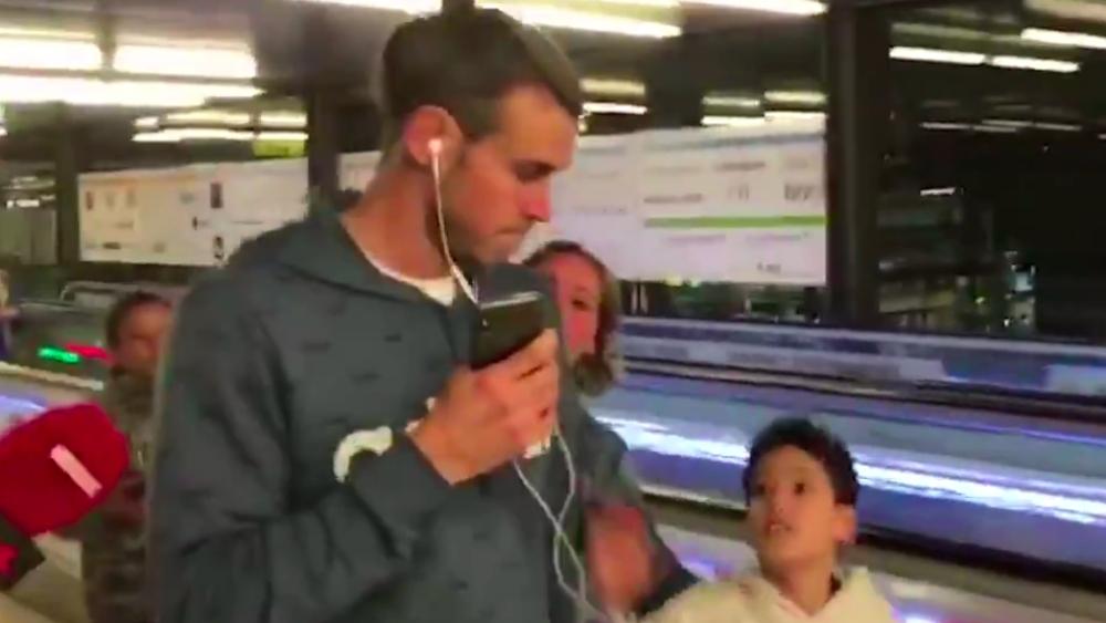 بيل يُثير غضب المتابعين لرفض إلقاء التحية على طفل