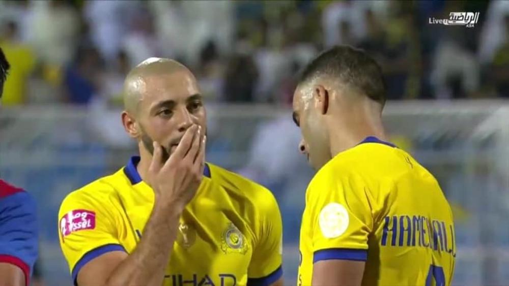 بالفيديو .. حمد الله يرفض منح ضربة جزاء لأمرابط رغم توسُّلاته