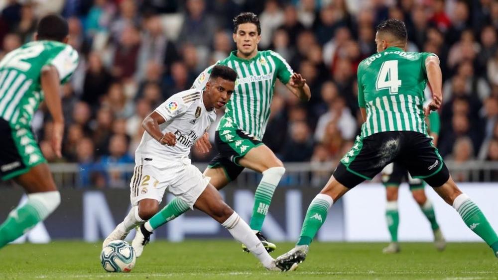 ريال مدريد يتساوى مع برشلونة.. ويُهدر فرصة الانفراد بالليجا بعد تعادله أمام بيتيس