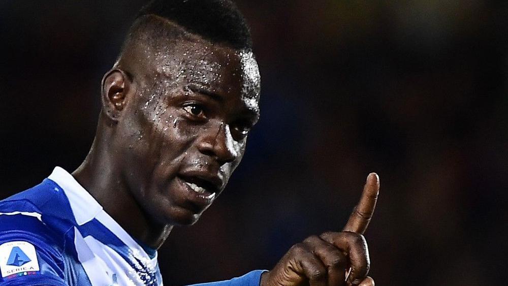 بالوتيلي يرد على "ألتراس" فيرونا: "أفيقوا أيها الجهلة"