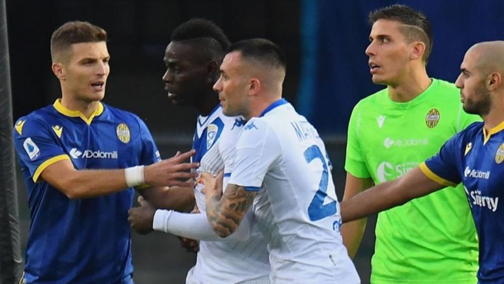 رابطة الدوري الإيطالي تعاقب جماهير فيرونا بسبب عنصريتها ضد بالوتيلي