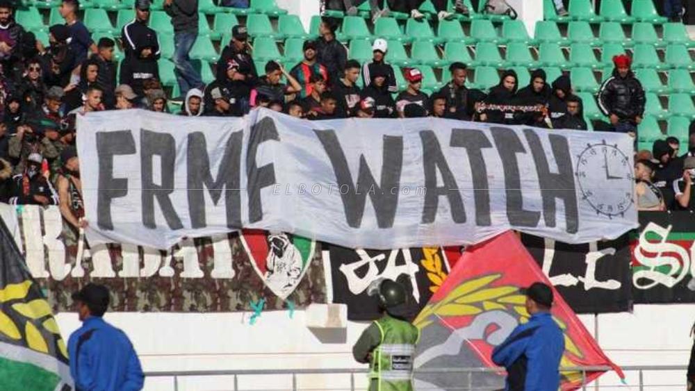 جماهير الجيش الملكي تحتج على البرمجة وتوجه للجامعة رسالة "معبرة" من قلب ملعب "أكادير الكبير"