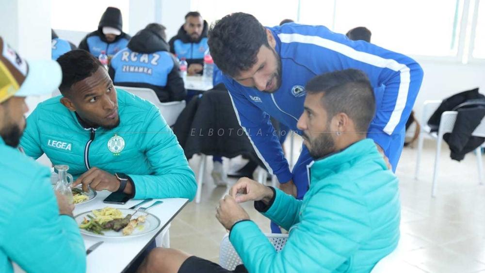 إدارة نهضة الزمامرة تقيم حفل عشاء على شرف فريق الرجاء بعد نهاية المباراة