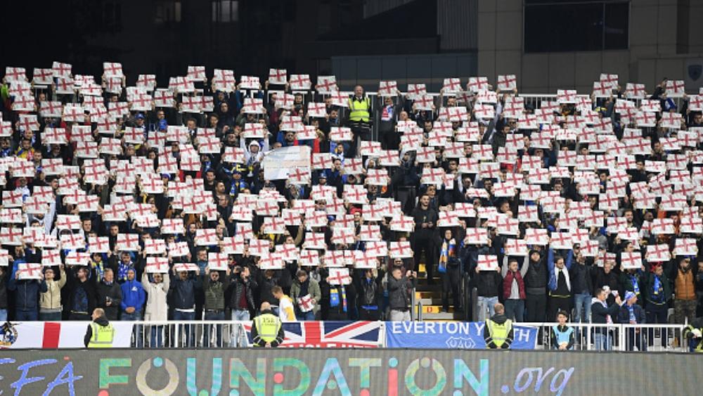 جماهير كوسوفو ترفع الأعلام الإنجليزية .. وتستقبل إنجلترا بـ"مرحبًا مع الاحترام"