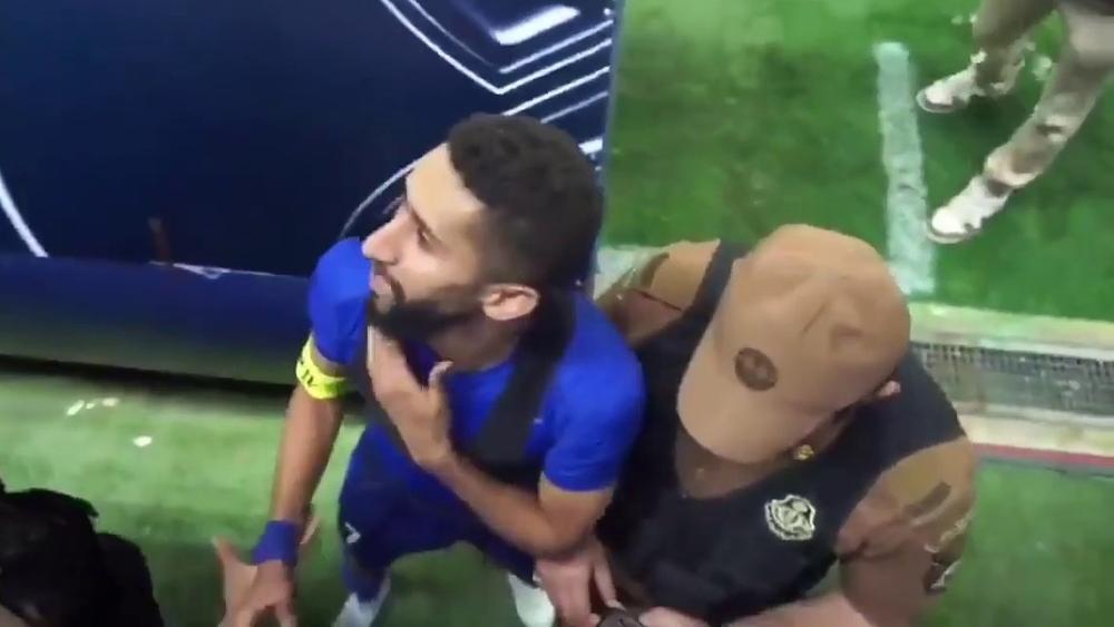 رجل أمن يقاضي لاعب الهلال السعودي بعد الاعتداء عليه في الملعب!