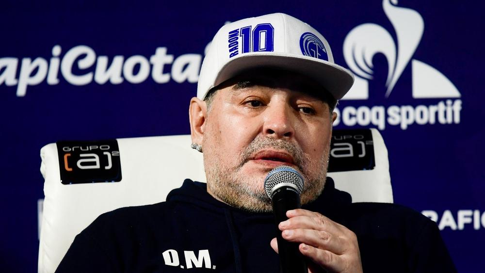 مارادونا يستقيل من تدريب نادي خيمناسيا الأرجنتيني