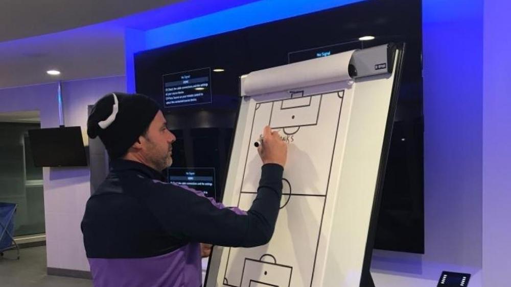 بوكيتينو يترك رسالة عاطفية للاعبي توتنهام مكتوبة على اللوحة المخصصة لشرح خطة اللعب