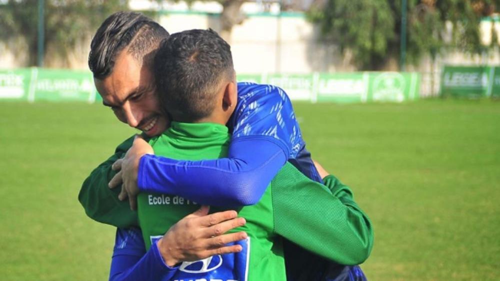 بدعوة من الرجاء..الطفل الذي "حاول إقتحام" الملعب في الديربي يزور مقر النادي