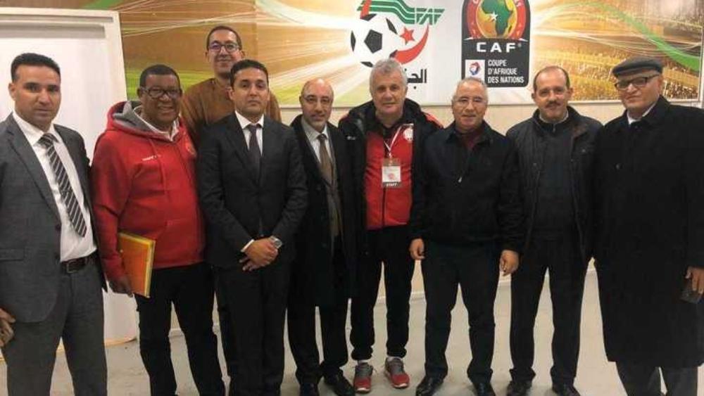 السفير المغربي بالجزائر يهنئ الوداد من قلب "مستوع الملابس" على أداء الفريق والروح الرياضية التي أبان عنها أمام إتحاد العاصمة