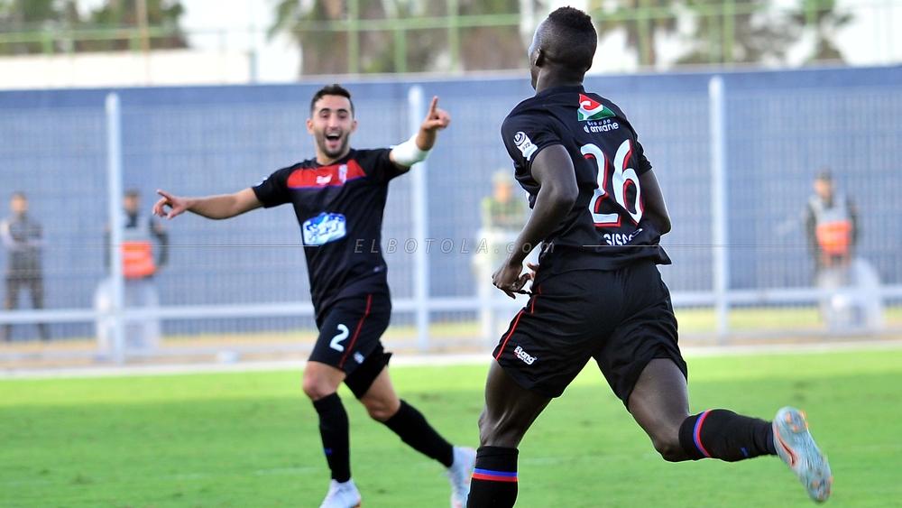 المغرب التطواني يرتقي لصدارة البطولة مجددا بعد الفوز على سريع واد زم