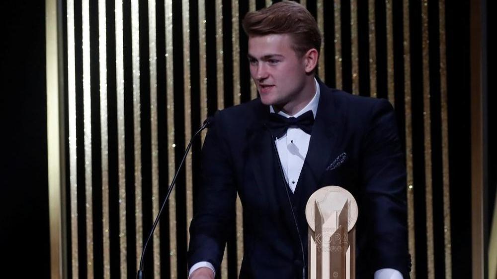 دي ليخت أفضل لاعب شاب في حفل الكرة الذهبية