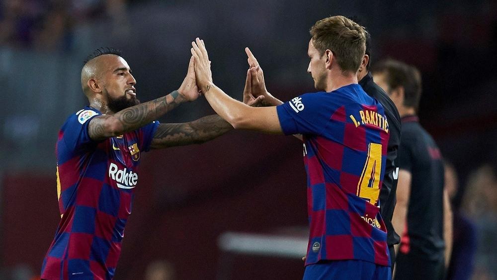 برشلونة يدرس "بيع" 3 لاعبين في يناير.. راكيتيتش أو فيدال واحد منهما سيغادر الفريق لكن بشرط!