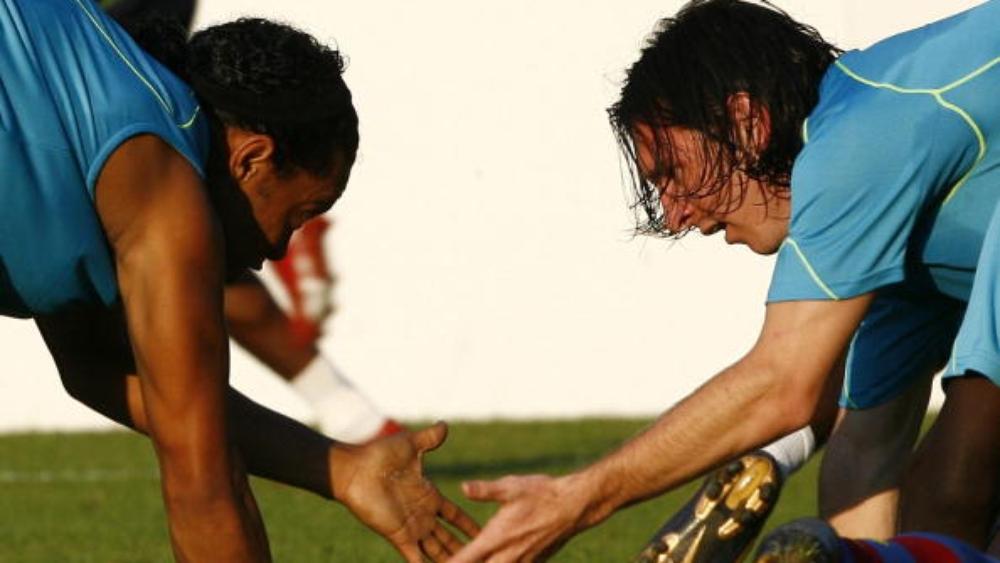 صحيفة "سبورت" تصف تصريحات رونالدينيو في حق ميسي بـ"الخيانة"