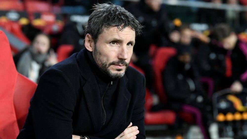 آيندهوفن الهولندي يستغني عن مدربه فان بوميل