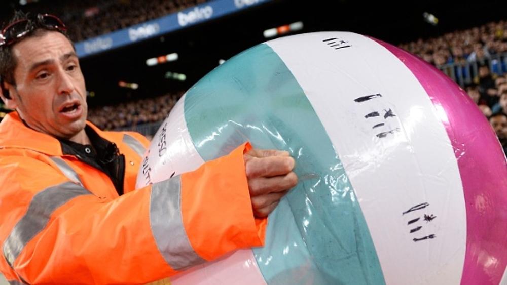 تغريم برشلونة بسبب إلقاء الجماهير لكرات في الكلاسيكو  .. وتحذير بإغلاق كامب نو