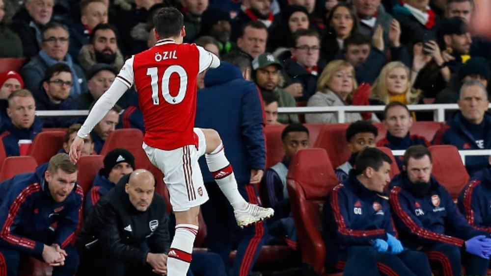 هل تم استبعاد أوزيل ضد إيفرتون بسبب تصريحاته ضد الصين؟