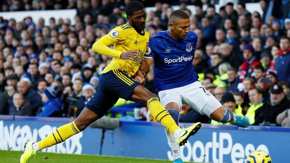 في حضور أرتيتا وأنشيلوتي بالمدرجات .. تعادل أبيض بين إيفرتون وآرسنال