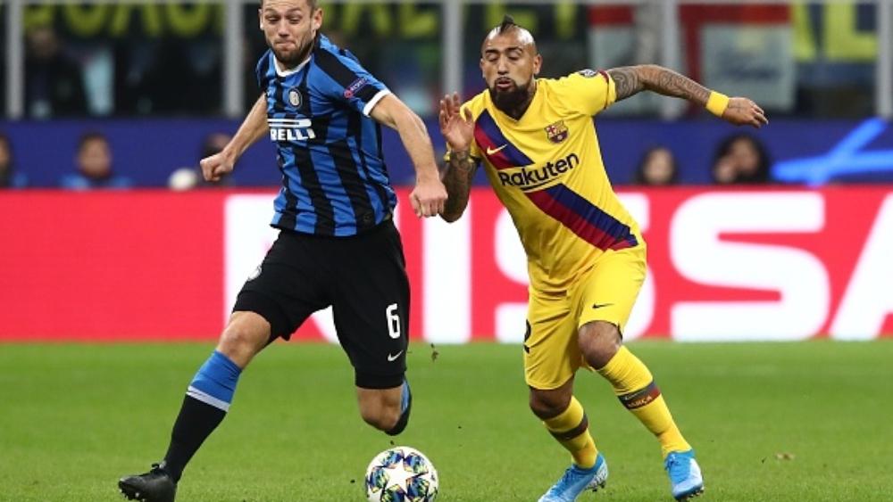 زانيتي: "نعم الإنتر يتفاوض لضم فيدال من برشلونة"