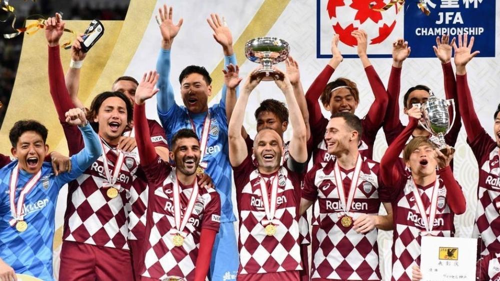 ثلاثي برشلونة السابق يقود فيسيل الياباني لأول لقب في تاريخه