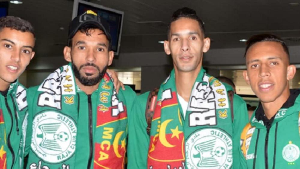 ممثلو إدارة نادي مولودية الجزائر يستقبلون بعثة الرجاء بعد وصولها لمطار "هواري بومدين الدولي"