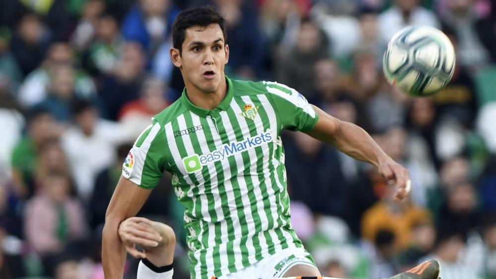 مفاجأة.. برشلونة يخطط لضم الجزائري عيسى ماندي