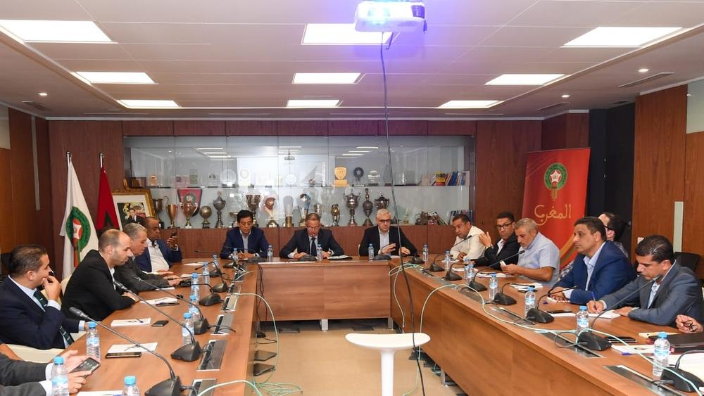 العصبة ترفض تأجيل لقاء الرجاء والدفاع .. ووثيقة خاصة بـ“البطولة” تُصحِّح خطأ “مطبعي” في المُراسلة