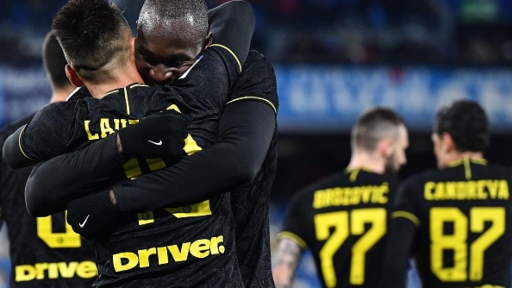 الإنتر يُحقق انتصارًا تاريخيًا على نابولي في السان باولو