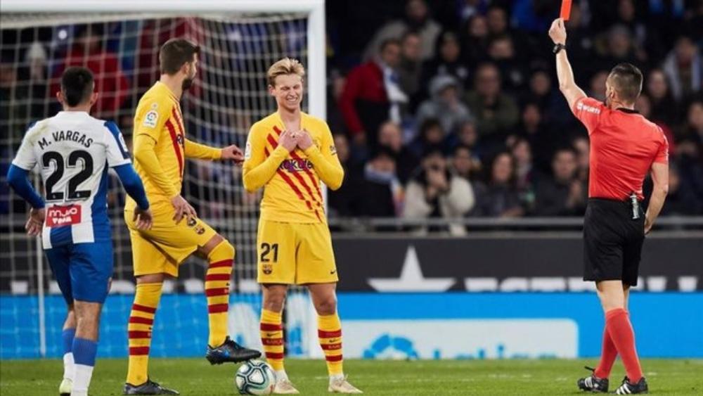 دي يونج اعتذر لزملائه بعد مباراة إسبانيول ووجد دعمًا كبيرًا من كبار برشلونة