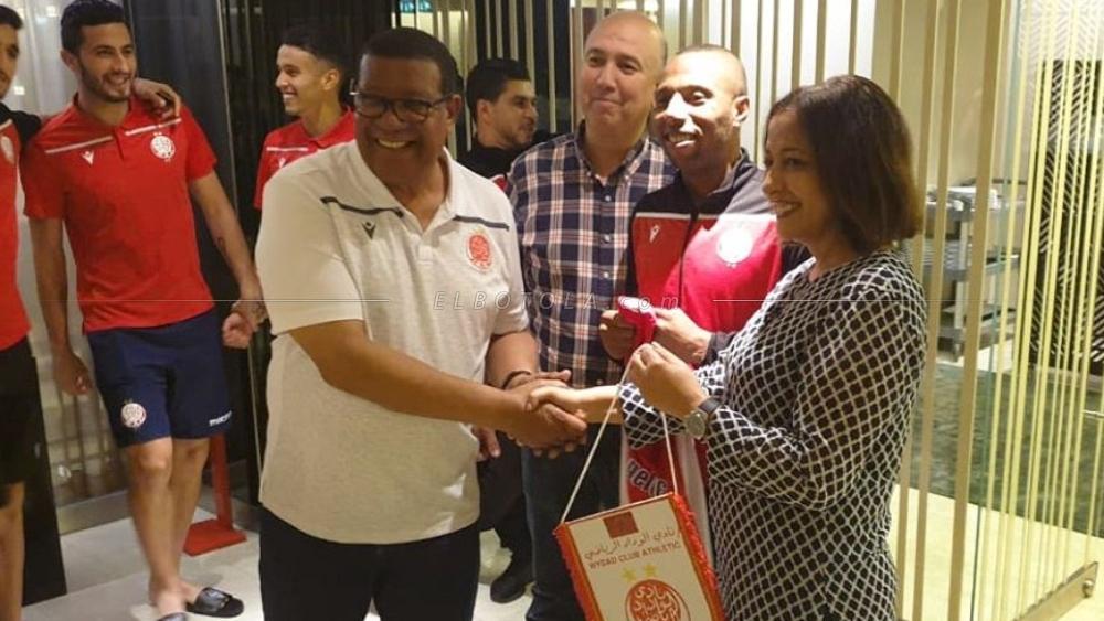 سفيرة المملكة في أنغولا تساند الوداد قبل مباراة "بيترو أتلتيكو"