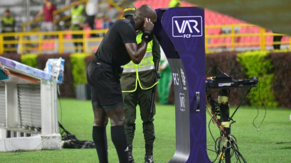 تقنية الـ"VAR" تُثير الجدل في أول ظهور لها بكولومبيا