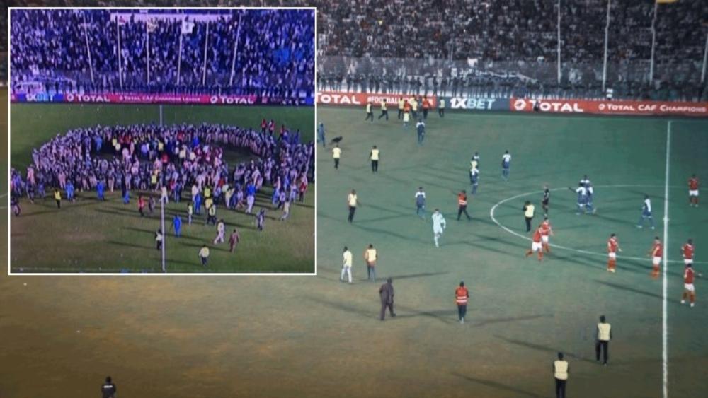 جماهير الهلال تجتاح الملعب احتجاجاً على الأداء التحكيمي.. والأمن يتدخل لحماية المغربي رضوان جيد ومساعديه