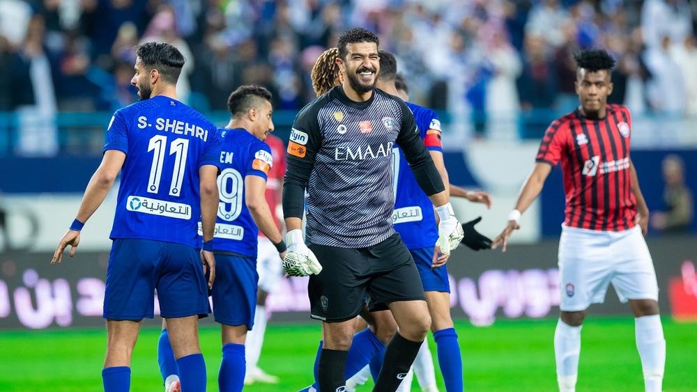 في مباراة "مثيرة".. حارس الهلال يتحول إلى "بطل" بتصديه وتسجيله لركلة جزاء في آخر أنفاس اللقاء!