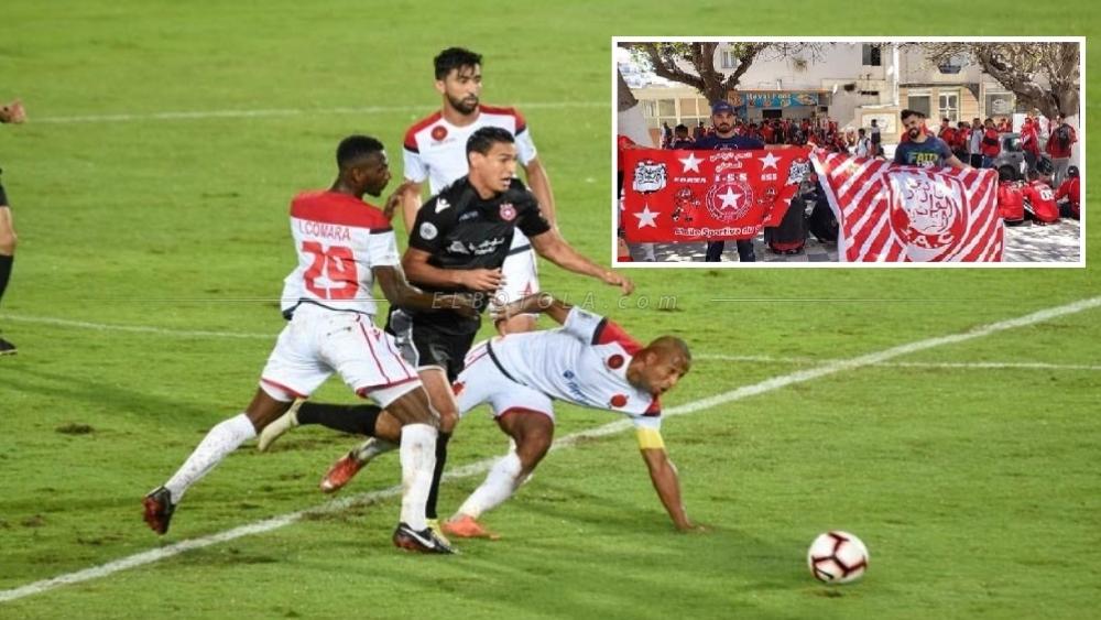 النجم الساحلي ينشر صورة لأحد مناصري الفريق رفقة "مشجع ودادي" و يعلق "الفرجة مضمونة في الملعب و المدرجات"