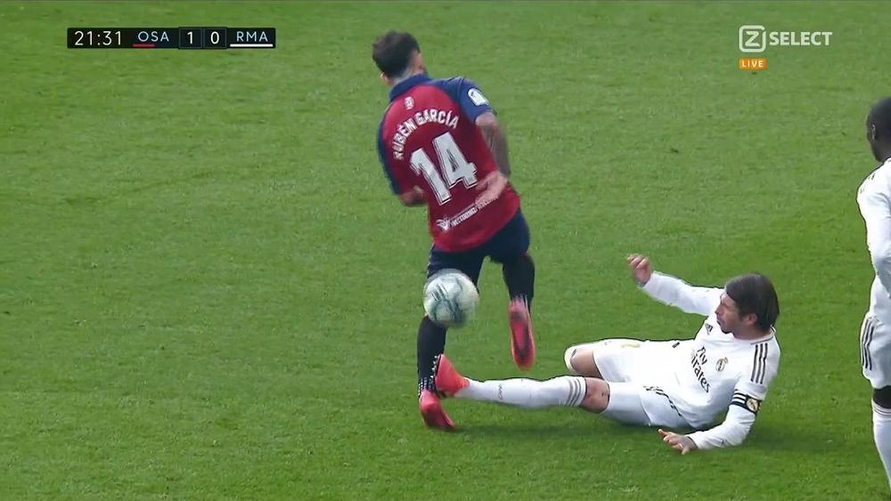 خبير التحكيم بـ'آس' يؤكد أن راموس استحق "الطرد".. بعد تدخله "الخطير" في حق لاعب أوساسونا!