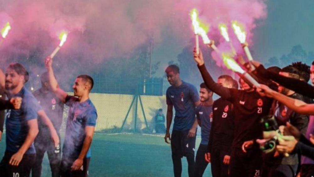 شهب اصطناعية وتحفيز ومساندة في آخر حصة تدريبية .. جماهير ولاعبو أولمبيك تَلتَحِم لمُواصلة "الحُلم العربي"