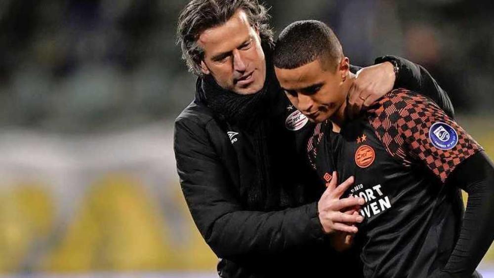 جماهير أدو دين هاغ تردّد "أكثر الأشياء فظاعةً" في حق والد إيحاتارن "المتوفي".. والنادي يفتح تحقيقًا حول الموضوع