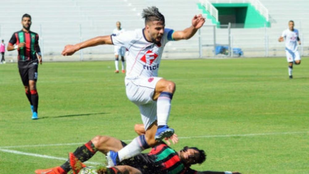 حكم "الفار" يُطْلِعُ الجيش الملكي على لقطة ضربة الجزاء بعد نهاية مباراة أولمبيك آسفي