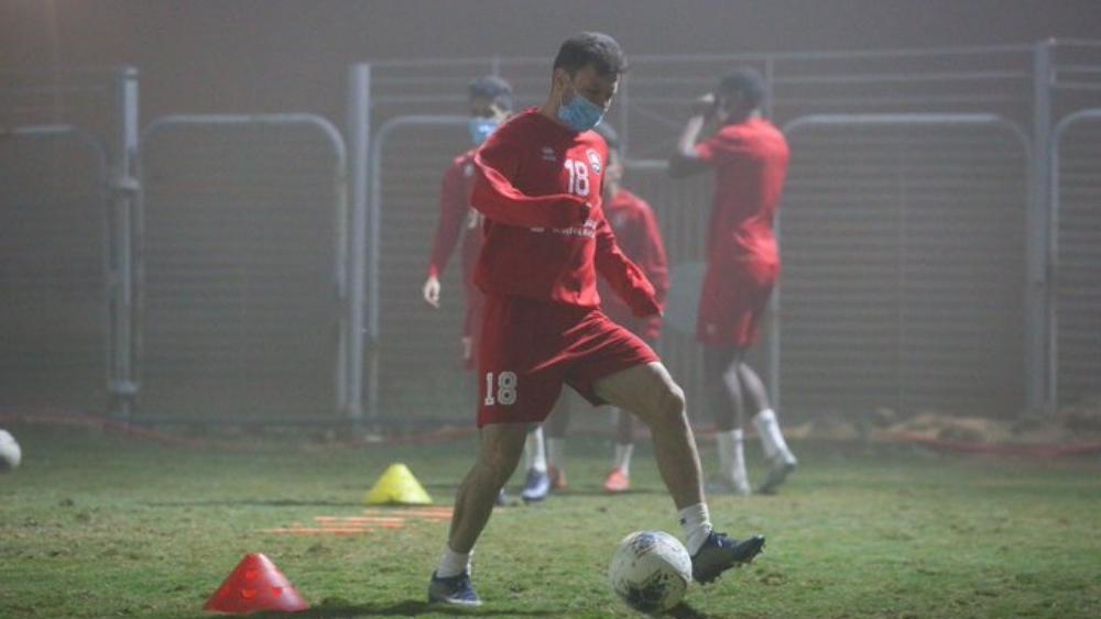 فوزير والداودي يضطران لارتداء "كمامات" اتِّقاءً للغُبار في تداريب الرائد السعودي