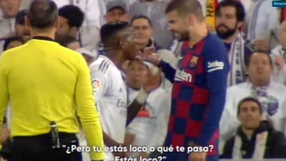 بيكيه يثور في وجه فينيسيوس بعد مطالبته بركلة جزاء: "هل أنت مجنون؟ أنا لم ألمسك!"