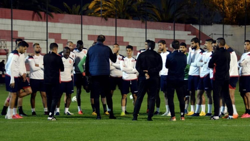 قيس الزواغي يعقد جلسات خاصة مع لاعبي النجم الساحلي للرفع من معنوياتهم قبل مواجهة الوداد