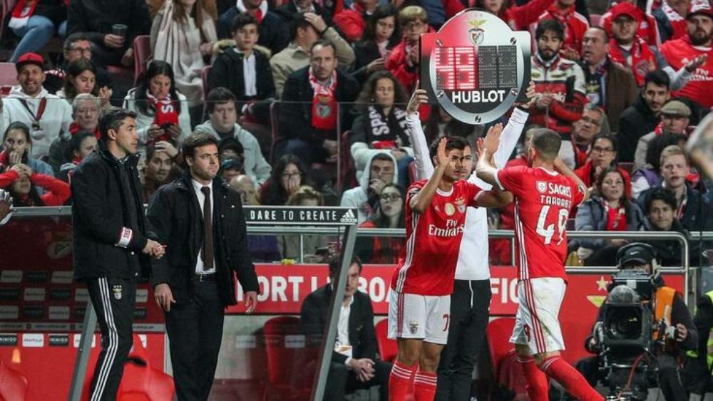 مدرب بنفيكا يُبرِّر قرار استبدال تاعرابت .. ويتفاعل مع غضب الأنصار