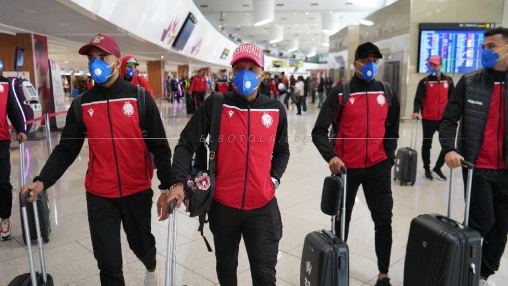 لاعبو الوداد يظهرون بـ"كمامات طبية"  قبل التوجه لتونس كإجراء وقائي ضد فيروس "كورونا" المستجد