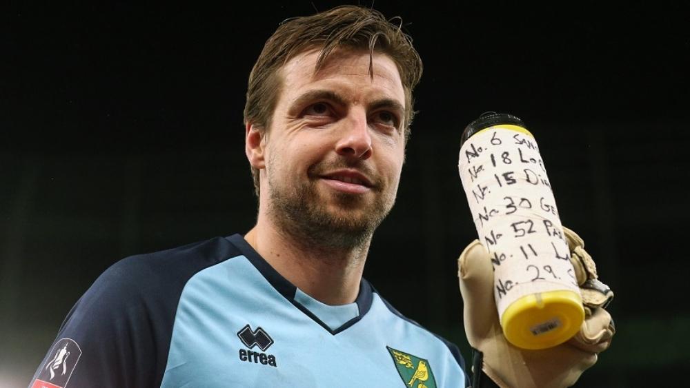 تيم كرول تصدى لركلتي جزاء أمام توتنهام.. و"السر" في "قنينة الماء"!