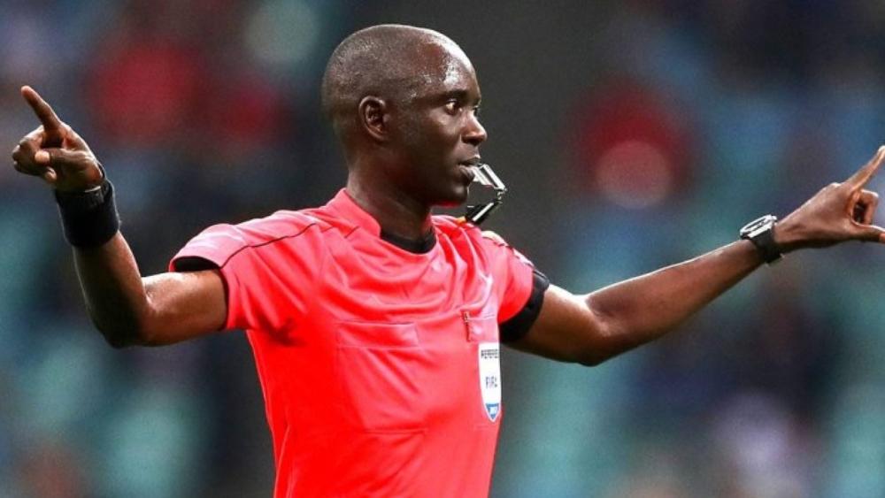 غاساما يُفاجئ الأهلي بأدائه التحكيمي.. ومدير النادي يُعلّق: "أردت رؤية جواز سفره للتأكد أنه هو نفسه غاساما!"