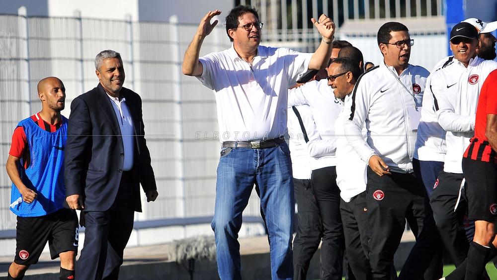 آيت منا وآخرون .. رؤساء يُلازمون دكة الاحتياط أثناء المباريات بدل المدرجات!