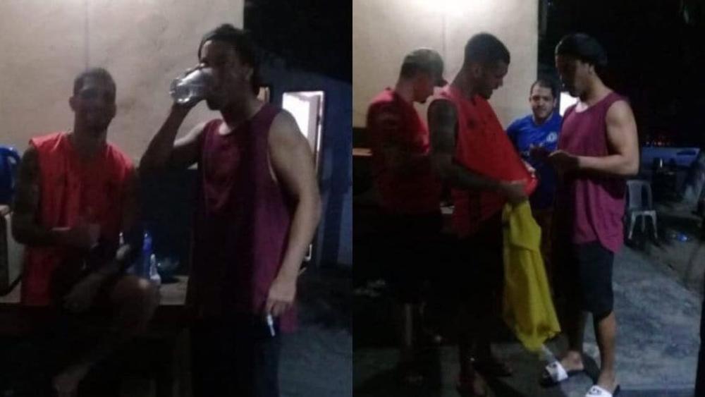 صور لرونالدينيو وهو داخل السجن.. النجم البرازيلي السابق بدأ يتأقلم مع "حياة السجون"!