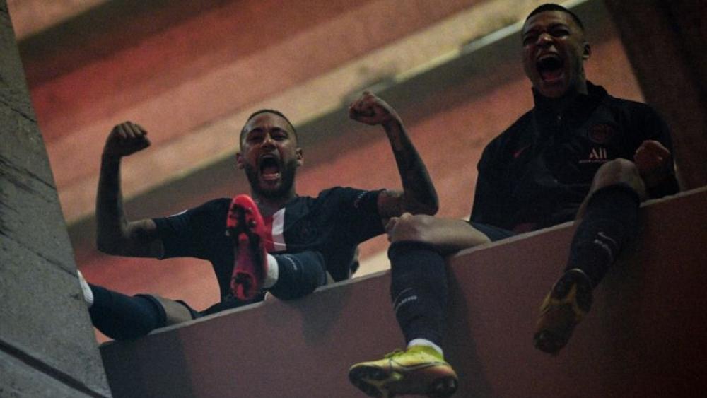 نيمار يقود احتفالات سان جيرمان بعد إسقاط دورتموند