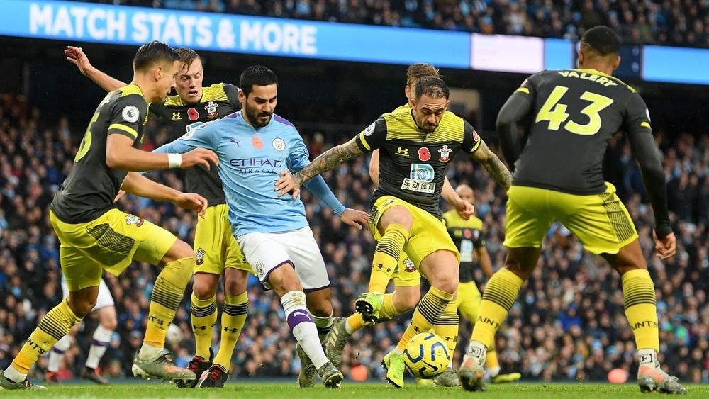 ساوثهامبتون ومانشستر سيتي يحاربان الملل بعد توقف المنافسات.. ويتواجهان في لعبة "XO" الشهيرة