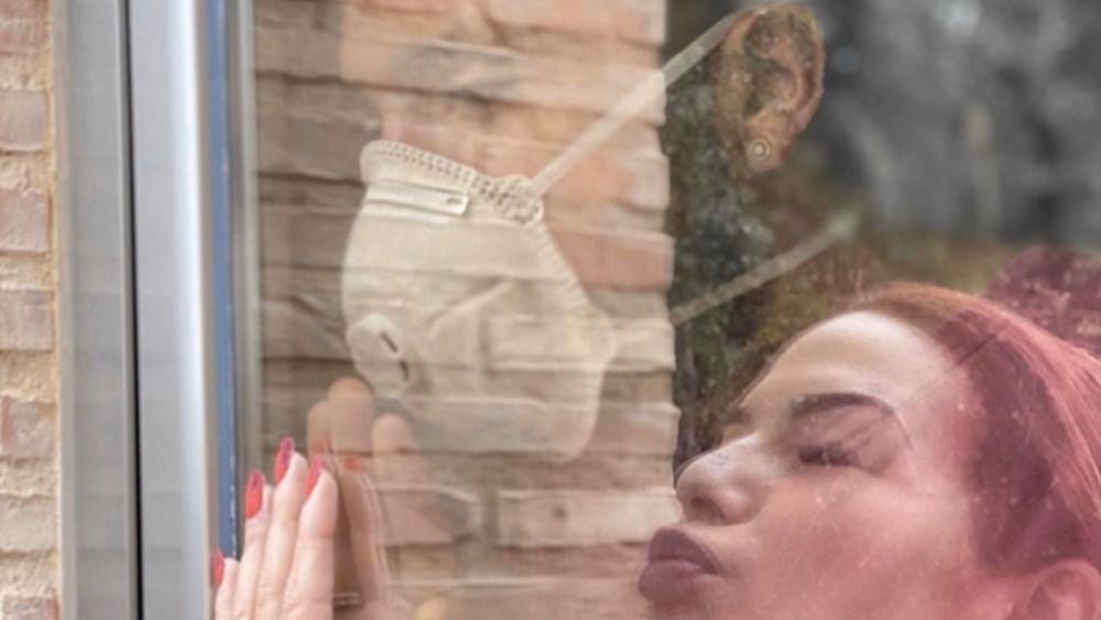 غاراي من "حجره الصحي" عن زوجته: "إنها معي دائماً بغض النظر عما يحدث"