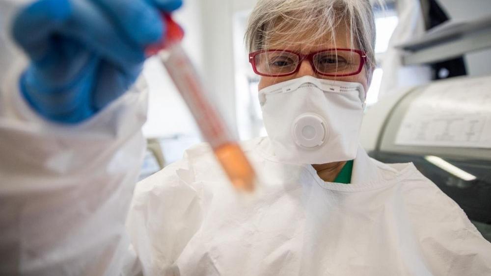 شركة فرنسية تعلن توصلها لعلاج "فيروس كورنا" وتطرح جرعات لعلاج 300 ألف مصاب